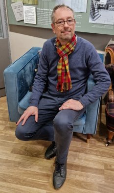 Jean-Christophe Loubet del Bayle portant une écharpe Pyrenean Highlands