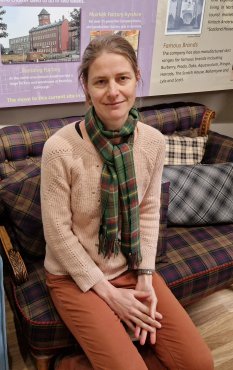 Zuzana Loubet del Bayle portant une écharpe Pyrenean Highlands